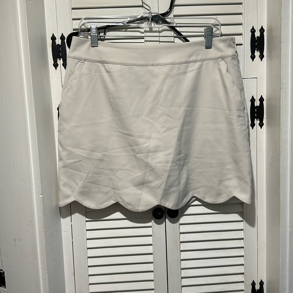 Vineyard vines scalloped golf skort. Good used condition. Slight piling.